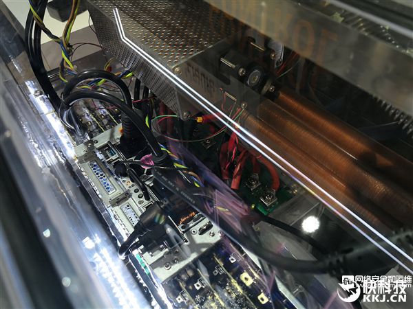 效率比風冷高4000倍！技嘉搬出液冷服務器：16塊顯卡
